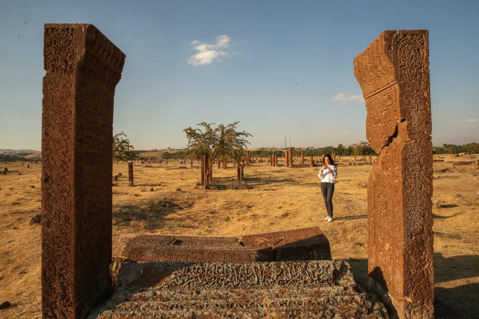 <p>Ziyaretçiler, üzerlerindeki yazılar, kabartmalar, oymalarıyla birbirinden değerli 8 bin 200 mezar taşının bulunduğu mezarlıkta fotoğraf çektirdi. </p>
