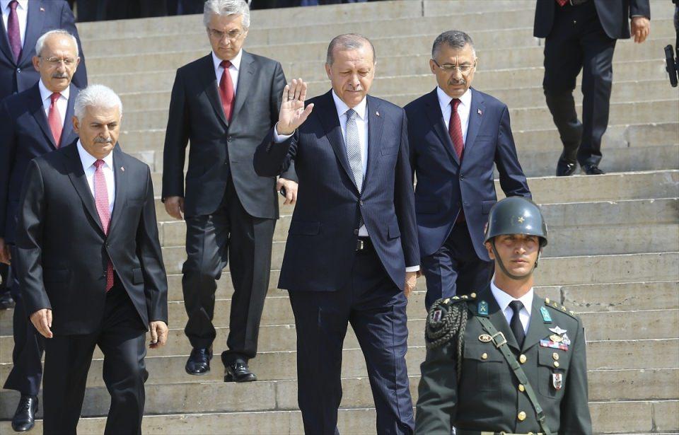 <p><strong>ANITKABİR ÖZEL DEFTERİ'Nİ İMZALADI</strong></p>
<p>Cumhurbaşkanı Erdoğan, burada Anıtkabir Özel Defteri'ni imzaladı ve deftere yazdığı metni okudu.</p>