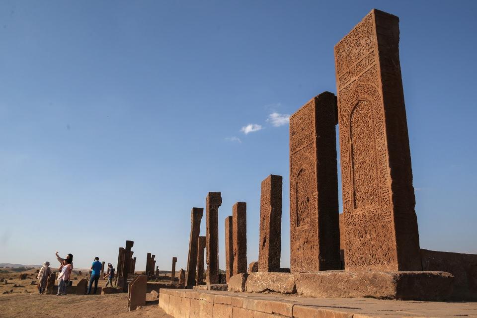 <p>Türkiye burada birlik oldu. Ahlat, Türklüğün kapısı. Bu vesileyle bundan sonra gelip görmek isteyenler olacak. </p>
