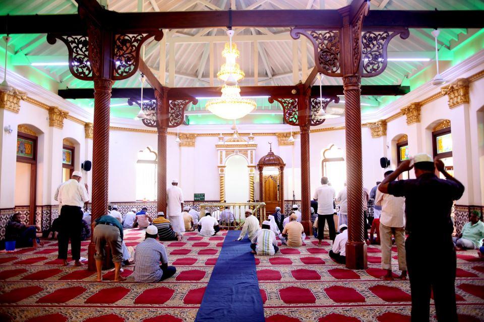 <p>Cami cemaatinden Shamil Nizar, Kırmızı Mescit Camisi'nin Müslümanların yoğunlukla yaşadığı Colombo’nun en büyük camisi olduğunu ifade etti. </p>

<p> </p>

