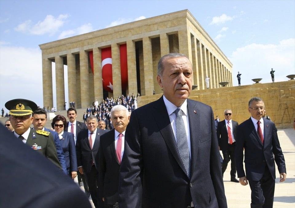<p><strong>ERDOĞAN ÇELENK BIRAKTI</strong></p>
<p>Başkan Erdoğan'ın Atatürk'ün mozolesine çelenk bırakmasının ardından saygı duruşunda bulunuldu ve İstiklal Marşı okundu. Cumhurbaşkanı Erdoğan ve törende hazır bulunan devlet erkanı, daha sonra Misak-ı Millî Kulesi'ne geçti.</p>