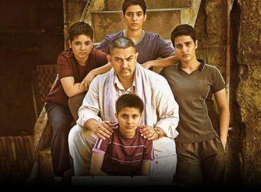 <p><span style="color:#800080"><strong>FİLMİN ADI: DANGAL</strong></span></p>

<p> Filmde aamir khan bir güreş hayranıdır. Kendi hayallerini gerçekleştirmek için kızlarını güreş yaptırmaya başlar. Aamir khan'ın filmdeki olağanüstü oyunculuğu herkesi hayran bıraktı.</p>

<p> </p>
