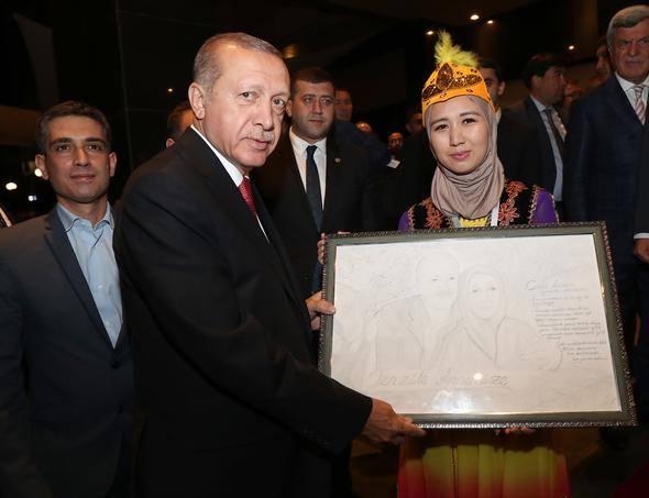 <p>Makam otomobilini durdurarak kendisini bekleyen Türk ve Kırgızların yanına giden Başkan Erdoğan, bir süre onlarla sohbet etti. </p>

<p> </p>
