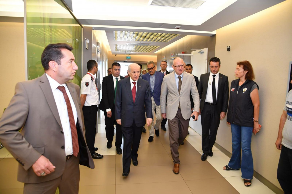 <p>MHP Genel Başkanı Devlet Bahçeli, kazara kendi silahından çıkan kurşunla yaralanan polis memuru Akın Çakır'ı hastanede ziyaret etti. </p>

<p> </p>
