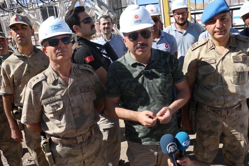 <p>Vali Atik, "Terörün temizlenmesinde emeği geçen jandarma komutanımıza ve jandarma bölge komutanımıza, jandarma komutanlığı personelimize teşekkür ediyorum. Biz devletin kaynaklarını artık ekonomiye kazandıracağız.</p>