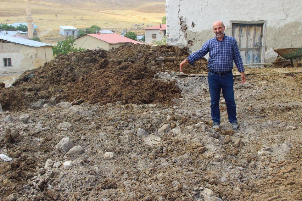 <p>İl&ccedil;eye 37 kilometre uzaklıkta bulunan 110 n&uuml;fuslu Karadoruk k&ouml;y&uuml;nde yaşayan evli ve 5 &ccedil;ocuk babası Murat B&uuml;y&uuml;kpınar (47) 20 g&uuml;n &ouml;nce sabah saat 05.00 sıralarında 40 ineğinin bulunduğu ahıra girince bir ineğin &ouml;lmek &uuml;zere olduğunu fark etti.</p>
