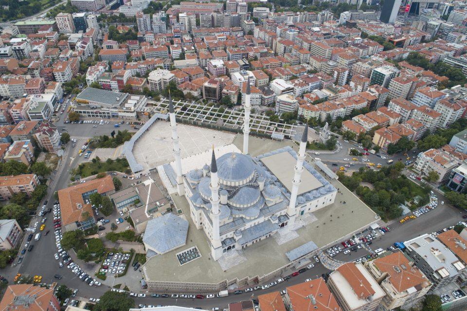 <p>Ancak Vedat Dalokay ve Nejat Tekelioğlu'nun müşterek projelerinin uygulanabilir olduğu kabul edildi. </p>
