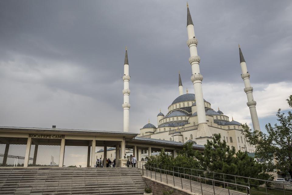 <p>Reha Tolon'un eseri olan iç süslemelerde ise klasik Osmanlı mimarisi örnek alınırken, malzeme olarak çini, mermer, sarı maden, altın varak ve özel boyalar kullanıldı. Altın kaplama olan ana kubbe ve aslan göğsü yazıları ise pirinçten kesme suretiyle yazıldı. Öte yandan caminin müezzin mahfilinin altında 1993'te Suudi Kralı Fahd bin Abdülaziz tarafından dönemin Başbakanı Süleyman Demirel'e hediye edilen Mescid-i Nebevi maketi de yer alıyor.  </p>

<p> </p>
