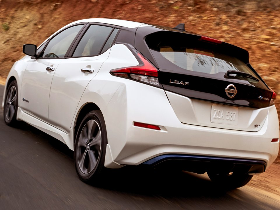 <p>240 kilometre sürüş menzili olan 147 beygir gücündeki araç yarım saatlik şarjla 145 kilometre gidebiliyor. Nissan Leaf'in başlangıç fiyatı ise 22 bin 500 dolar.</p>
<p> </p>