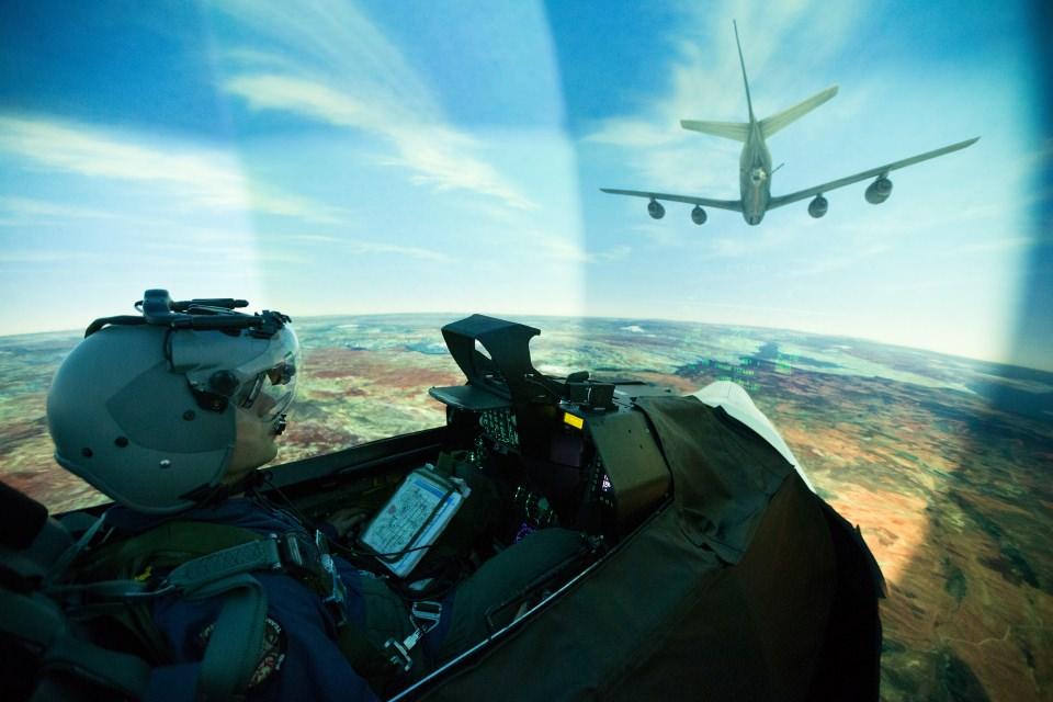 <p>Türk savaş pilotları, Hava Kuvvetleri Komutanlığı bünyesinde yer alan ve dünyada sayılı ülkede bulunan simülatörlerle acil durumlarda en doğru kararı vermek için eğitiliyor.</p>
