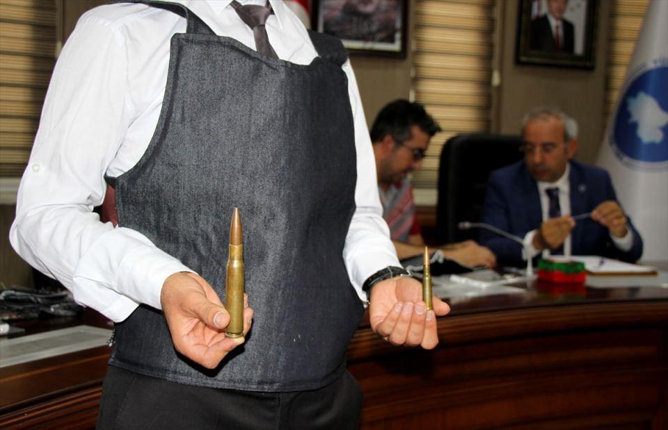 <p><strong>"Üretim aşamasına geçildi"</strong></p>
<p>YYÜ Rektörü Prof. Dr. Peyami Battal, rektörlük binasında düzenlediği basın toplantısında, ileriki günlerde seri üretimine geçilecek malzemeyle ilgili bilgiler verdi.</p>