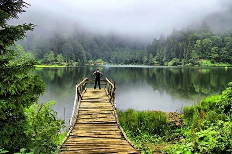 <p>ARTVİN: Kıldiyet Dağı'nın dik yamaçları üzerine İskitler tarafından kuruldu. Yaygın bir inanışa göre Artvin adı, kenti kuran İskit hükümdarının adından gelir. Sözcük, önceleri Artvani, sonrada Artvini biçiminde söylenmiş, zamanla Artvin'e dönüşmüştür.</p>

<p> </p>
