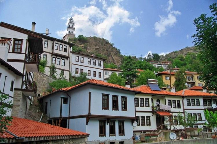 <p>BOLU: Önceleri Bithynion Romalılar döneminde ise Claudiopolis adı verildi. Türkler burayı alınca Claudiopolis sözcüğünü kısaltıp sadece polis dediler. Daha sonra bu da halk dilinde değişerek Bolu oldu.</p>

<p> </p>
