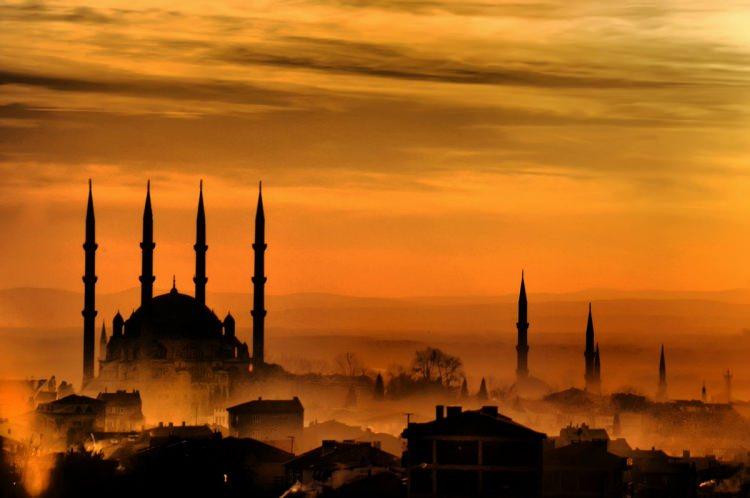 <p>EDİRNE: Romalılar döneminde imparator Hadrianus tarafından kurulduğu için şehir "Hadrianopolis" dını alır. Hadrianus'un şehri anlamına gelen bu sözcük, sonradan değşimlere uğrayarak Edirne halini aldı.</p>

<p> </p>
