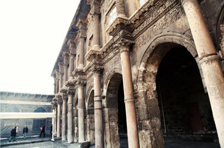 <p>DİYARBAKIR: Bakır ülkesi anlamına gelmektedir. Bu ismin kaynağı Diyar-ı Bekir'dir. Bekir'in memleketi anlamına gelir. Bunun nedeni de Bekir b. Va'il adlı Arap göçebe boyunun buraya yrleşmiş olmasından kaynaklanır. Diyarbakır'ın eski adı Amid veya Amed'dir. Gelen veya bizim anlamına gelir. Dede Korkut kitabında Amid'e Hamid de denilmiştir.</p>

<p> </p>
