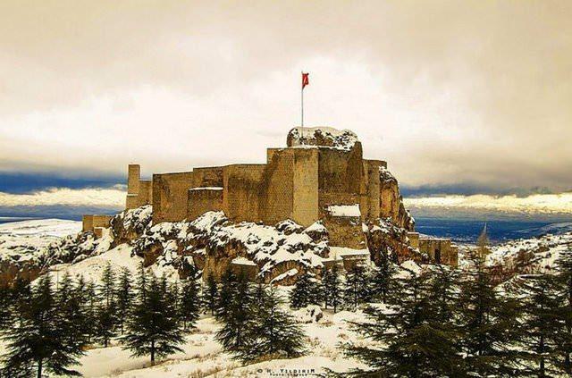 <p>ELAZIĞ: 1834 yılında Mezra denilen yerde kuruldu.1862 yılında buraya o sıradaki padişah Abdülaziz'in onuruna "Mamuretülaziz" adı verildi. Bu ismi uzun bulan halk onu Elaziz olarak kısalttı. 1937 yılında Elazığ'a çevrildi.</p>
<p> </p>