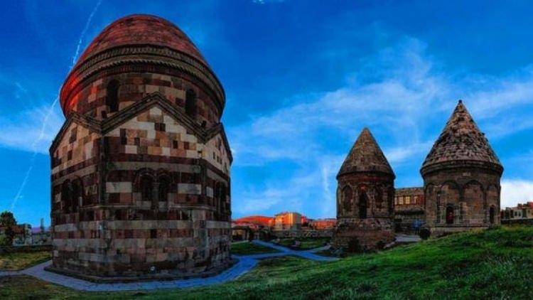 <p>ERZURUM: Ardı Rum kelimesinden gelir. Yani Rum toprağı demektir. Diğer bir rivayete göre de Selçuklular buraya Erzen-Rum demişlerdir. Erzen darı demektir. Şehir o zamanlar bir tahıl ambarı olarak kullanılmıştır.</p>
<p> </p>