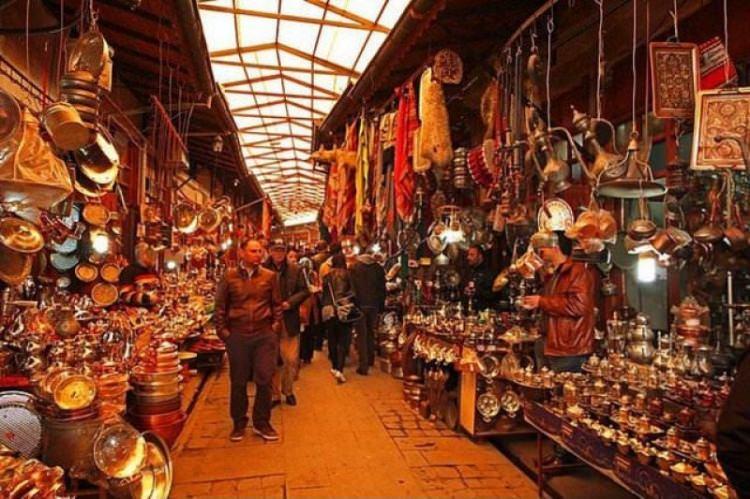 <p>GAZİANTEP: Şehrin eski adı Ayıntab'dır. Kelime anlamı, pınarın gözü demektir. Halk bunu Antep olarak değiştirmiştir. Halk Kurtuluş savaşında Fransızlara karşı başarılı bir savaş verince 6 Şubat 1921'de çıkartılan bir yasayla Gazi ünvanı verildi.</p>
<p> </p>
