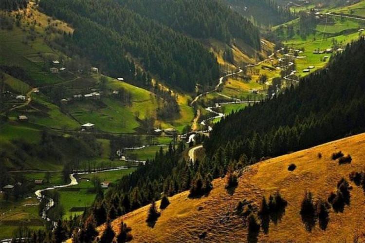 <p>GİRESUN: Şehrin nerede kurulduğu ve kimler tarafından iskan edildiği konusu tartışmalıdır. Bu tereddüt M.Ö. 350 yıllarına ait kaynaklarda da yer almaktadır. Coğrafyacı Strabon, Farnakia dediği şehrin; bugünkü Giresun kentinin olduğu yerde kurulduğu üzerinde durmuştur. Romalı idareci Arrien Farnakia'nın eski adının Kerasus olduğunu belirtmiş ve buranın Sinoplular tarafından kurulduğunu yazmıştır.</p>
<p> </p>