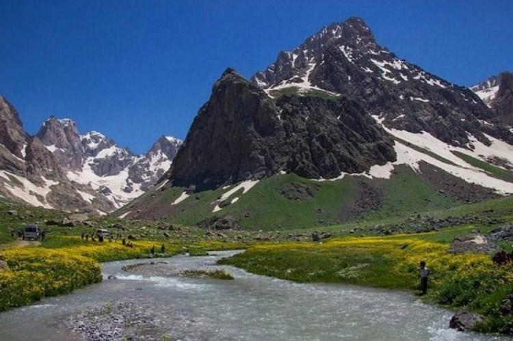<p>HAKKARİ: Hakkâri kelimesi Kürtçe' den dilimize geçmiştir. Bu rivâyete göre kelimenin özü "Kar-in" olup "Her" önekini almıştır. Kürtçe' de "Kar-in", "-ebilmek" manasına gelip, insanın güç yetirebilme durumunu anlatır. Dolayısıyla "Hakkâri" kelimesi "hep güçlü, hep edebilen" anlamı vardır.</p>
<p> </p>
