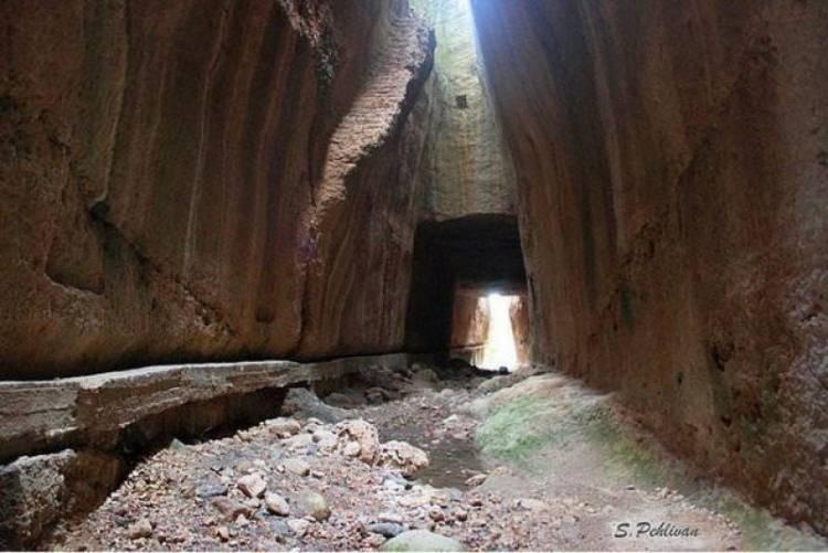 <p>HATAY: Avrupalılar Çin'in kuzeyine "Hıtay" derlerdi (Rusçada "Kitay"). "Hıtaylar" ismini taşıyan yarı göçebe Türk kabileleri 10. yüzyılda Mançurya'yı ve Çin'in kuzeyini işgal etmişler ve burasının ismi "Hıtay" kalmıştı.Atatürk "Hıtaylar"ın Anadolu'ya da gelmiş olduklarına inanıyordu. "40 asırlık Türk yurdu" saydığı Antakya'ya Hatay ismini bu yüzden vermişti.</p>
<p> </p>