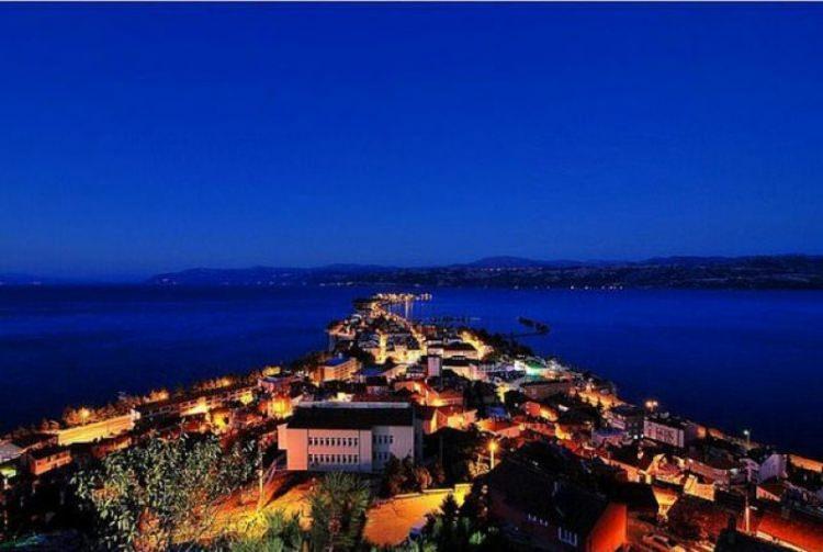 <p>ISPARTA: Büyük İskender Kral olduktan sonra (M.Ö. 356 - 323) Anadolu'nun Batısı Yunan egemenliği altına geçti. İskender öldükten sonra bile, daha 36 yıl bu bölge Atina'ya bağımlı kaldı.Bu yıllarda Mora yarımadasında yaşamakta olan Ispartalılarla, Atina Yunanlıları, Anadolu'nun Batısına göç etmeye başladılar. Mora Yarımadası Ispartalılarından büyükçe bir topluluk geldi; Isparta Kenti'ne yerleşti. Kente de kendi ülkelerinin Isparta adını verdiler.</p>
<p> </p>