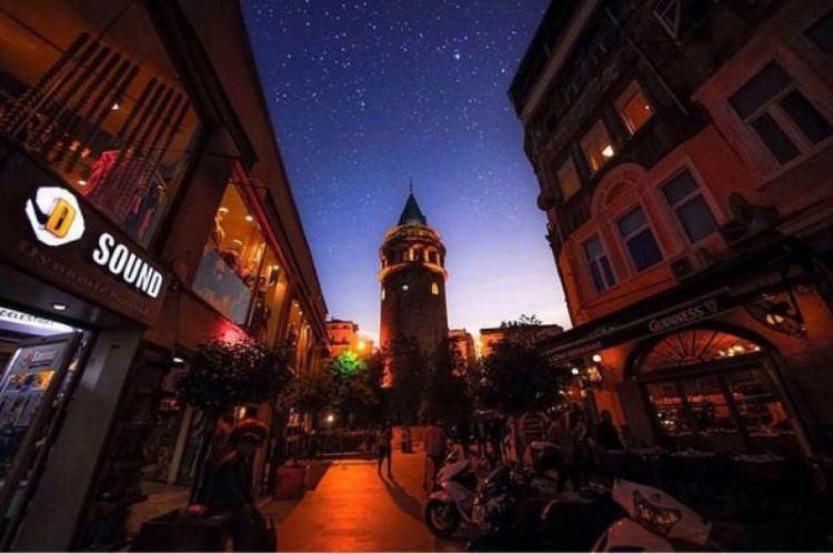 <p>İSTANBUL: MÖ. 658 yılında Megara kralı Byzas tarafından kurulduğundan bu şehre kurucusundan dolayı Bizantion adı verilmiştir. Roma imparatoro Marcus Avrelius döneminde imparatorun manevi babasının adıyla "Antion" olarak anıldı. Bizans İmparatoru Konstantin bu şehri yeniden kurunca buraya kendi adını verdi. Şehre "Konstantin veya Konstanpolis" adı verildi. Araplar "Kostantiniye, Romalılar Konstantinopolis" demişlerdir. Daha sonra bu ismin kısaltılmış şekli olan "Stin-polis" deyimi kullanıldı. İşte İstanbul bu "Stin-Polis" şehrinden türetildi. Türkler burayı alınca Müslüman şehir anlamında "İslambol" adını verdiler. Fakat daha sonra İstanbul olarak değiştirildi.</p>
<p> </p>