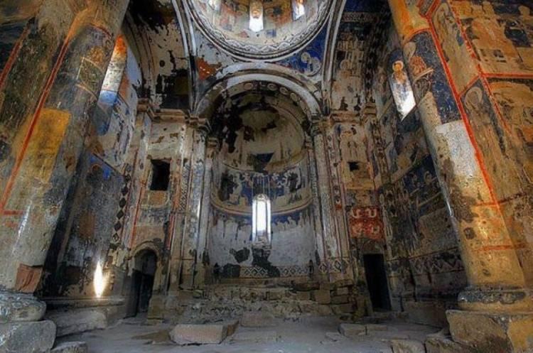 <p>KARS: MÖ: 130-127 yılında buraya yerleşen Karsak oymağından dolayı şehre kars adı verilmiştir. Kars kelimesinin anlamı ise deve ya da koyun yününden yapılan elbise veya şal kuşağı anlamına gelir.</p>
<p> </p>