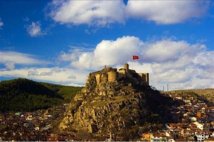<p>KASTAMONU: Şehrin eski adı "Tumana"dır. Buraya daha sonra Gas-Gas isimli bir kavim yerleşti. İşte Kastamonu Gas ve Tuman'ın birleşmesinden meydana gelmiştir.</p>
<p> </p>