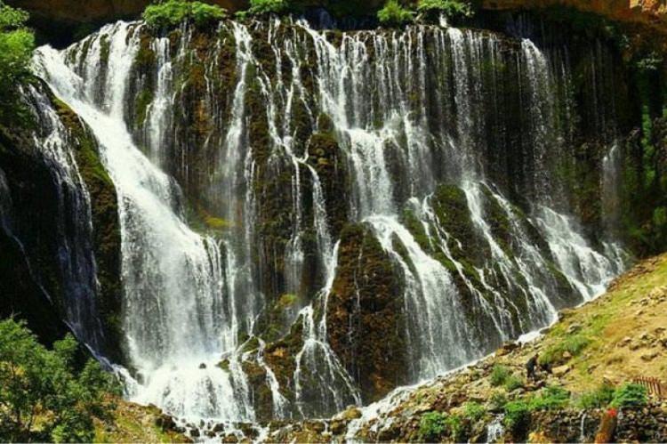 <p>KAYSERİ: Romalılar Mazaka adlı şehri alınca buraya Kaysarea adını verdiler. Yani İmparator şehri anlamına gelir. Daha sonra Kayseri olarak halk arasında yayıldı.</p>
<p> </p>