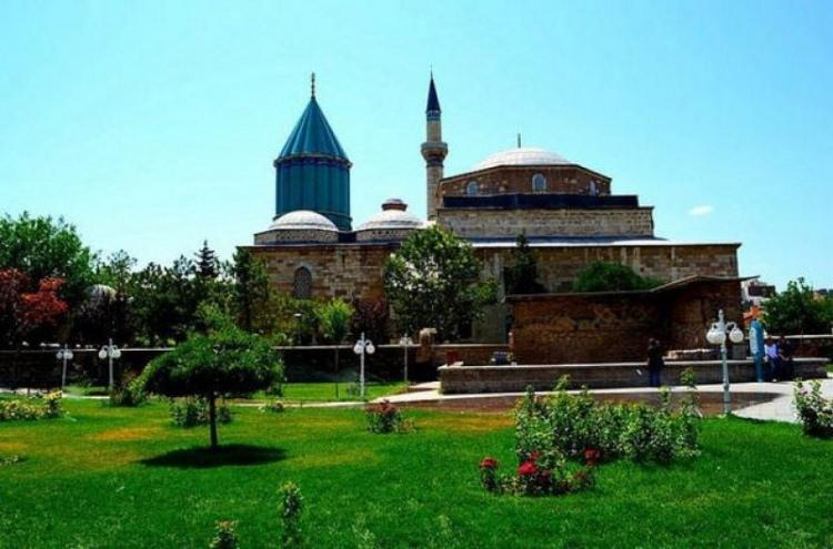 <p>KONYA: İsa'dan önce 47-50 ve 53 yıllarında Hıristiyan azizlerinden St. Paul burayı ziyaret etti ve şehir önemli bir dinsel merkez olarak gelişti. Bu nedenle Hıristiyanlar ona, "İsa'nın tasviri" anlamına gelen "ikonyum" adını verdiler. Abbasiler burayı alınca "Kuniye'ye" çevirdiler. Türkler bu ismi Konya olarak değiştirdi.</p>
<p> </p>