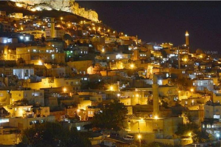 <p>MARDİN: Mardin adı Süryanice'de Marde'den geldiği rivayet edilir. Romalılar "Maride" Araplar ise "Mardin" adını vermişlerdir. Diğer bir rivayet göre ise Kürtçedeki Mer-din yani erkek, yiğit –görmek kelimesinden geldiği söylenmiştir.</p>

<p> </p>
