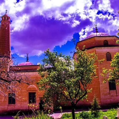 <p>SİİRT: Siirt adının Keldani aslından geldiği ve şehir anlamına geldiği söylenir. Diğer bir ravayete göre ise Sert kelimesinin bozulmuş şeklidir.</p>
