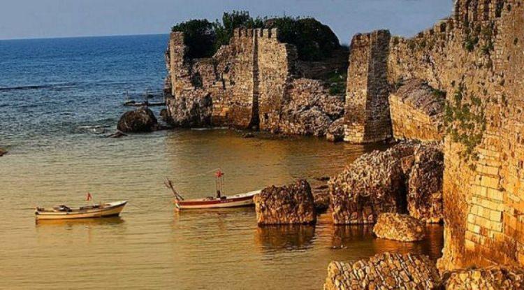 <p>SİNOP: Sinop ismi Sinope isimli bir Yunan Tanrıçasından doğru gelmektedir. Şehrin önceki ismide Sinope dir.</p>