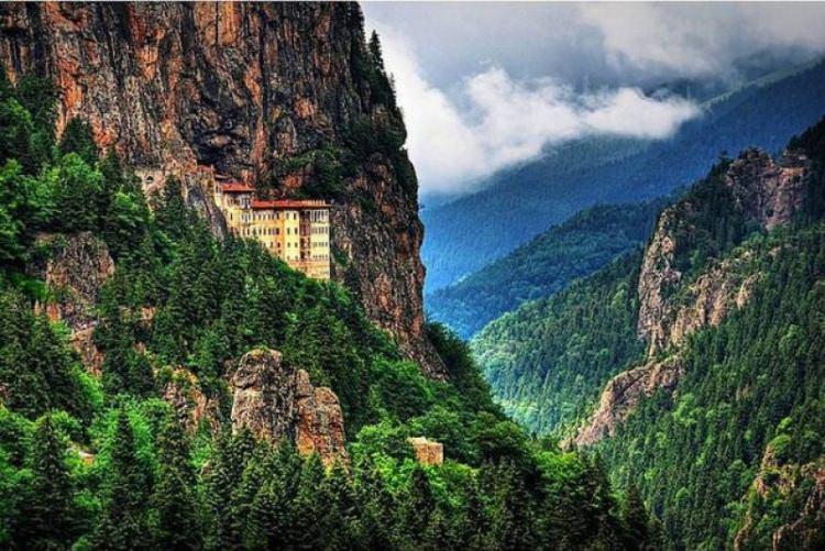 <p>TRABZON: "Trapezus" sözcüğünden gelir. Anlamı dörtköşe'dir.</p>
