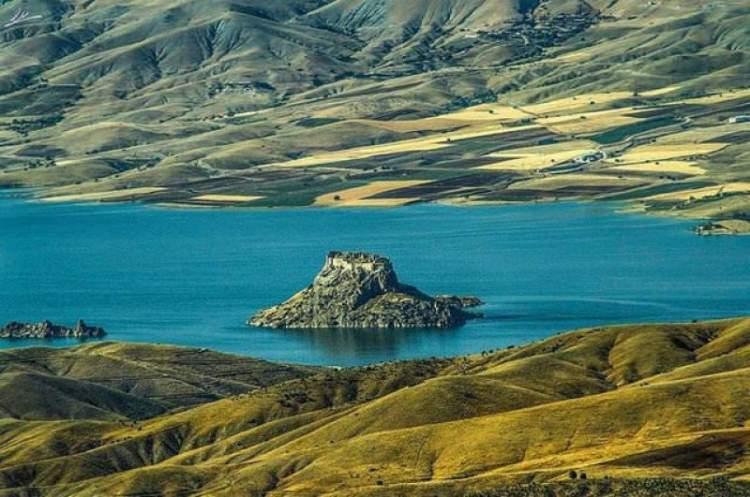 <p>TUNCELİ: Burada bazı maden yataklarının bulunmasından dolayı şehre Tunceli adı verilmiştir. Yani tunçülkesi demektir. (Editörün notu: Tunceli'nin eski ismi Dersim'dir.)</p>

