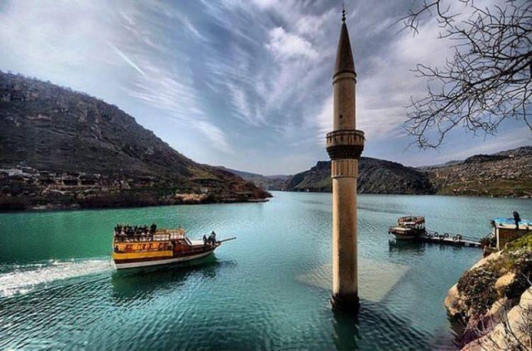 <p>ŞANLIURFA: Eski adı "Orhoe veya Orhai"dir. Dah sonra Araplar tarafından "R"ya çevrilmiştir. Bir diğer rivayete göre ise Kürtçeden gelmekte olup R yani güneş demektir. Şehir Babil hükümdarı Ramis-Nemrut tarafından kuruldu.</p>
