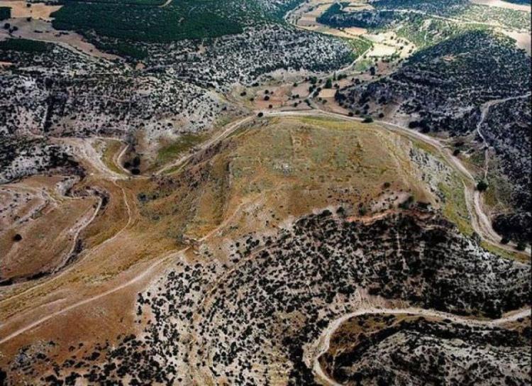 <p>UŞAK: Çocuk veya genç adının halk dilinden söylenişidir. Bazı rivayetlere göre ise uşak (ayınla söylenişi) kelimesinin aşık kelimesinden geldiği söylenmiştir.</p>