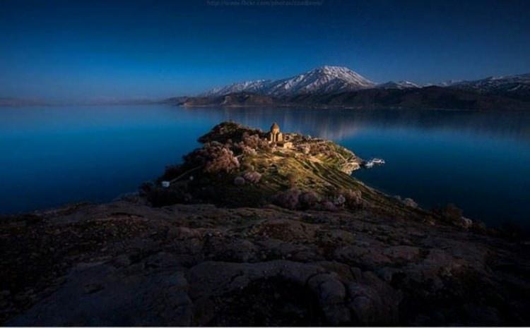 <p>VAN: Van'ı Asur kraliçesi Semiramis kurdu. Bundan dolayı şehre "Şahmirankent" adı verildi. Daha sonra Persler döneminde buraya Van adında bir vali geldi ve şehri bayındır hale getirdiğinden şehre onun adı verildi.</p>
