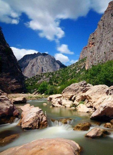 <p>YOZGAT: Yozgat isminin kaynağına ilişkin değişik söylentiler vardır. yozgat sürü veya otlak kent anlamına gelir. bozok yaylası eskiden beri hayvancılığın gelişmesinde önemli yer tutmuştur.Yozkent, sürüleri bol olan şehir anlamına gelmektedir. daha sonra bu ismin yozgat olarak değişikliğe uğradığı ileri sürülmektedir.</p>
