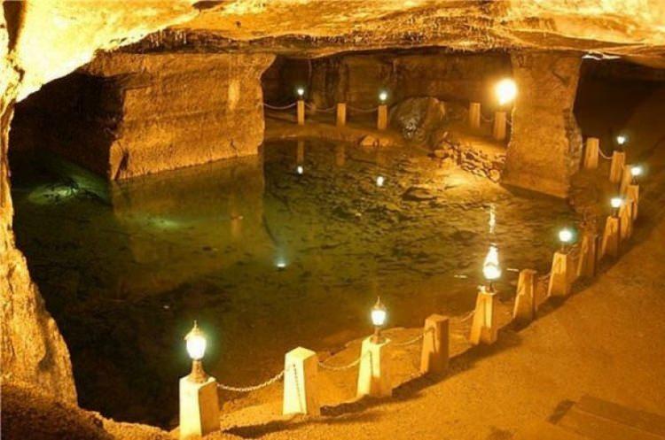 <p>ZONGULDAK: Kent merkezinin Üzülmez Deresi'nin ağız kısmında yer alması ve derenin ilk çağda "Sandra" adıyla anılması, burada kurulan yerleşmenin de "Sandaraca" adını taşıması nedeniyle, zamanla bu adın Zonguldak'a dönüştüğünü savlamaktadır.</p>