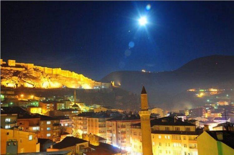 <p>BAYBURT: Eldeki kaynaklara göre kasabanın ortaçağdaki adı "Paypert" ya da "Pepert" idi. Bayburt adı buradan gelmektedir.</p>