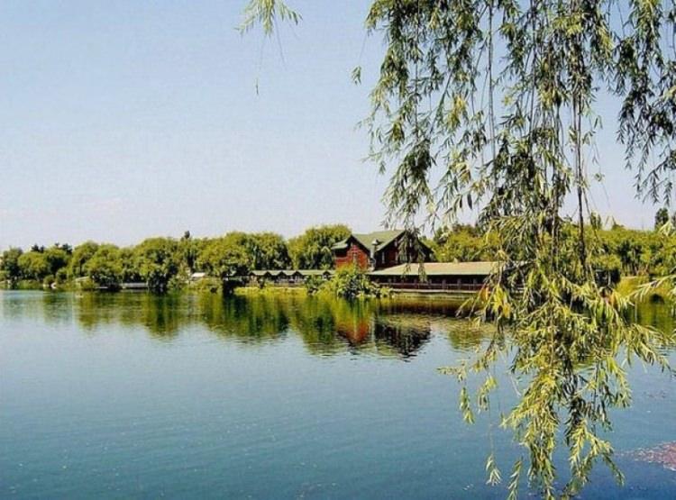 <p>KIRIKKALE: Kırıkköyü ile kentin merkezinde bulunan Kaletepe'nin kısaltılarak birleştirilmesinden ortaya çıktığı söylenir. Bu ismin halk tarafından yakıştırıldığı kanaati yaygın olmakla beraber bölgenin ismi Osmanlı arşiv belgelerinde "Kırıkkal" şeklinde geçmektedir. Akıncıların hücum ettiğini duyan bizans kale komutanı, bütün barut dolu fıçıları mağlubiyete düştüklerinde havaya uçurulmasını emreder, nitekim düşündüğü gibide olur ve fıçılarla birlikte herşey yerle bir olur.şehrin ismi Şehitlerin kahramanlıklarını ve kimliklerini ifade etmektedir.</p>