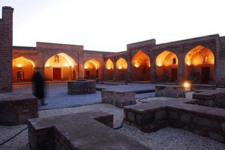 <p>ŞIRNAK: Şırnak, Nuh'un Gemisi kalıntılarının olduğu öne sürülen Cudi Dağı'nın Kuzeyinde Şehr-i Nuh adıyla kurulmuş, önceleri Şerneh, daha sonraki yıllarda ise Şırnak adını almıştır.</p>