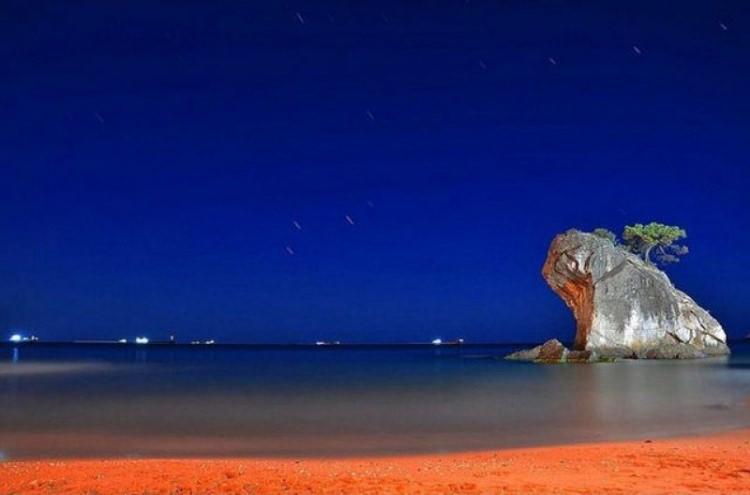 <p>BARTIN: "Parthenia"dan Bartın'a dönüşen adın kaynağı "Parthenios"dur. Bartın ırmağının antik çağdaki adı olan Parthenios; Yunan mitolojisinde, Okenaus'un çocuklarından birisi ve "Sular Tanrısı"dır. "Sular ilahı veya Muhteşem akan su" anlamlarına gelir. Bir başka anlamı da "Genç Bakire veya Genç Kızlar için koro türküleri"... "Genç Bakire" ise, tanrıça Athena'nın bir sıfatı.</p>