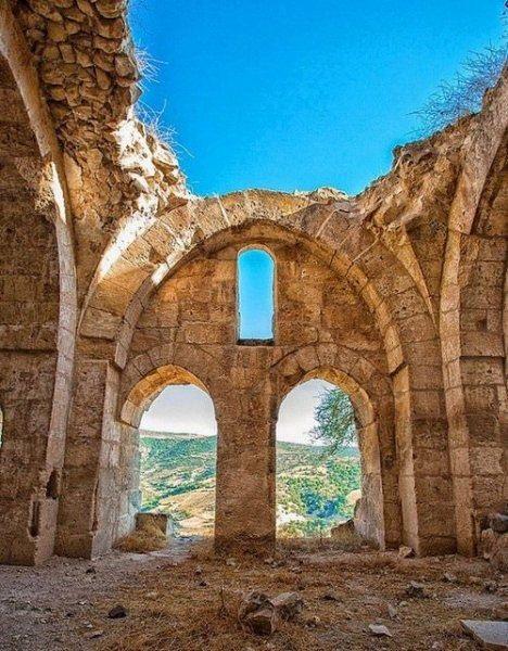 <p>KİLİS: Kilis adı Yukarı Mezopotamya da Pellada Cyrrhus denen bir kent ile aynı adı taşıdığı ve Osmanlı kaynaklarında Kilis kalesi olarak geçtiği görülmektedir. Bu sözcüğün okunuşu "Kiris" olup "Kilis" sözcüğüne fonetiği bakımından büyük benzerlik göstermektedir. Grant Dictionier'de Cyrrhus'u "Kiris" anlamı da "Efendi" olarak yazmaktadır. Büyük olasılıkla 8. yy. da bölgeye gelen Türkmenler tarafından Kiris, Kilis diye söylenmiş ve bugünkü yeri Kilis olarak isimlendirilmiştir.</p>
