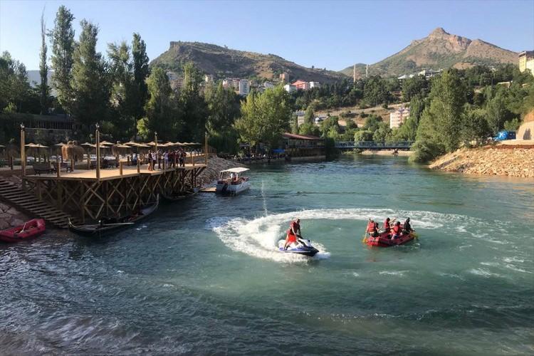 <p>Son bir yılda büyük değişim yaşayarak kavuştuğu huzur ortamıyla turizmde atağa geçen Tunceli'nin, rotalarını doğuya çeviren turistlerin gözdesi olduğu belirtilen açıklamada, şu bilgilere yer verildi:</p>

<p> </p>
