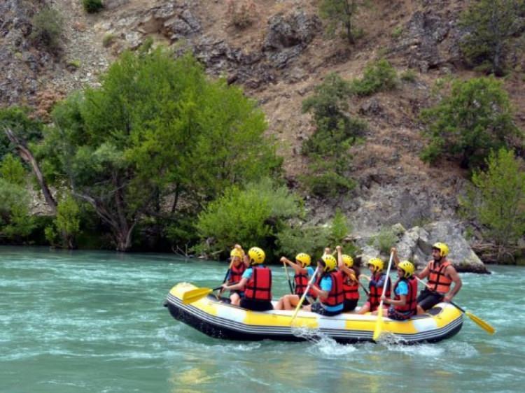 <p>Açıklamada, su sporları alanında önemli potansiyele sahip Tunceli'de 2017 yılında 20-25 botla yaklaşık 200 kişinin rafting yaptığı, bu rakamın bu yıl sadece haziran-ağustos aylarında bin 600'ü geçtiğine işaret edilerek tüm bu gelişmelerden esnafın özellikle memnun olduğu kaydedildi. Munzur Üniversitesine tercih oranının da katlandığı bildirilen açıklamada, üniversitenin Güzel Sanatlar Fakültesi Müzik Bölümünün 30 öğrenci için açtığı kontenjanına 187 kişinin başvurduğu, bu sayının geçen yıl 47 olduğu belirtildi.</p>

<p> </p>
