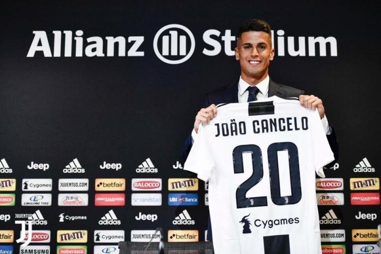 <p>Joao Cancelo</p>

<p>12- Valencia --> Juventus<br />
Boservis bedeli: 40.4 milyon euro</p>
