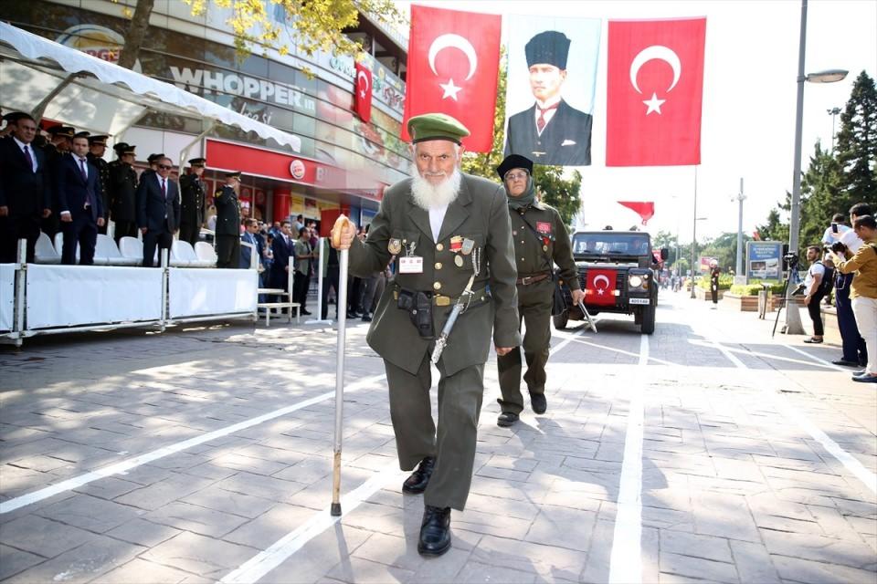<p>30 Ağustos Zafer Bayramı Sakarya'da Adapazarı Kültür Merkezi önünde düzenlenen törenle kutlandı.</p>
<p> </p>